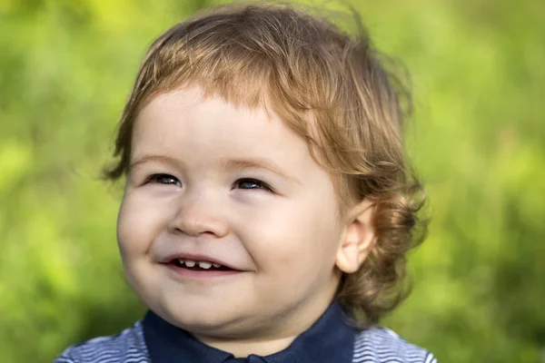 Menino pequeno na grama verde — Fotografia de Stock