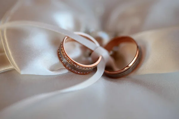 Two wedding rings on fabric — 스톡 사진