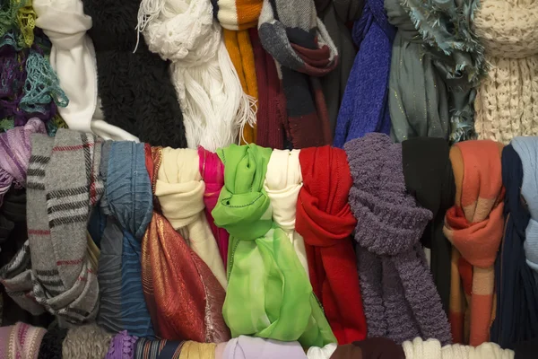Барвисті шарфи на ринку — стокове фото