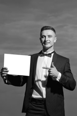 Kağıt ile takım elbiseli yakışıklı adam