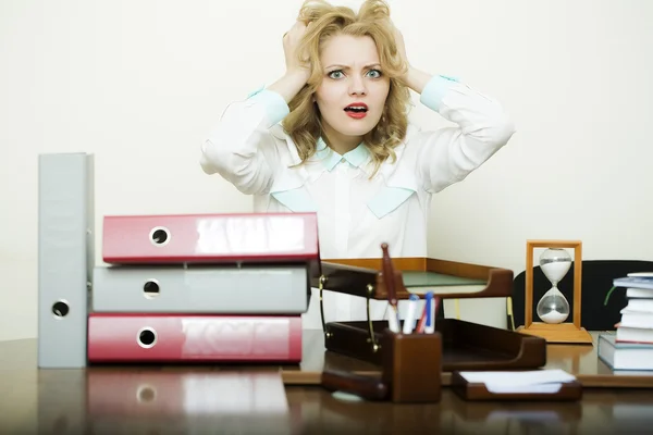 Emotionale Frau im Amt — Stockfoto