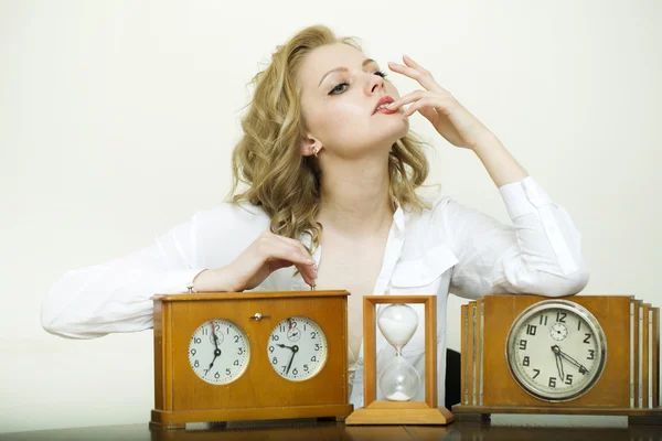 Mujer pensativa con relojes — Foto de Stock