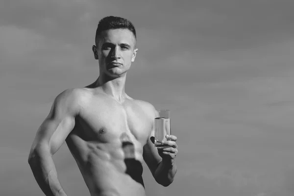 Sensuele bodybuilder met glas water — Stockfoto