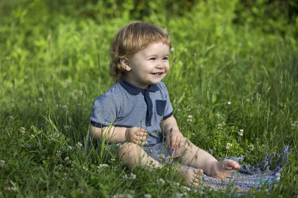 Engraçado menino na grama — Fotografia de Stock