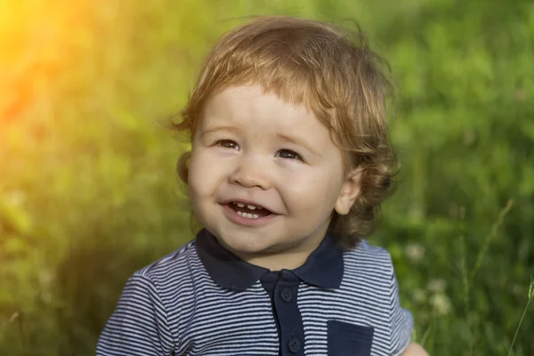 Kind jongen op groen gras — Stockfoto