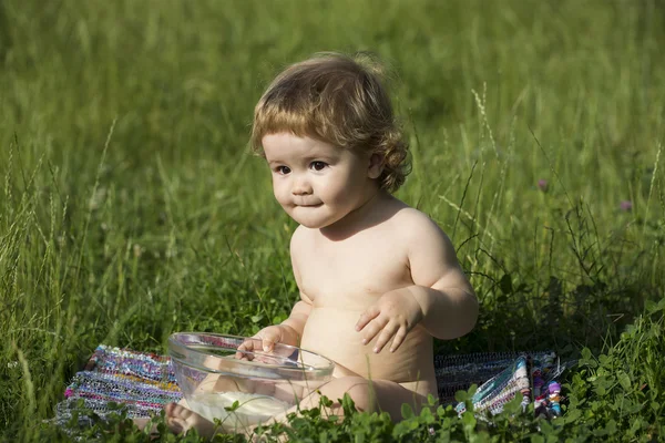 Curioso bambino maschio con semolino coccolato — Foto Stock