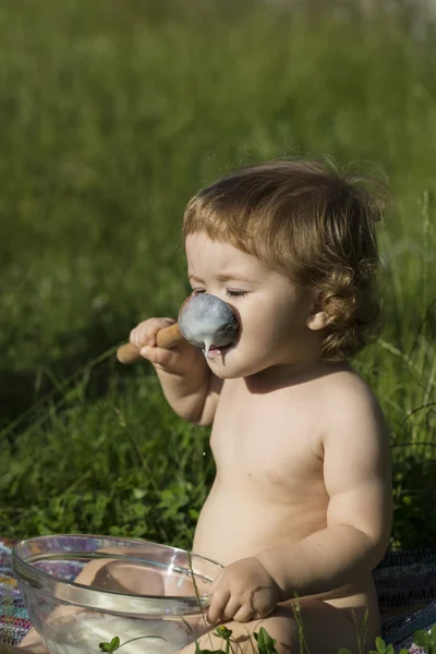 Bambino maschio divertente con crema di grano — Foto Stock