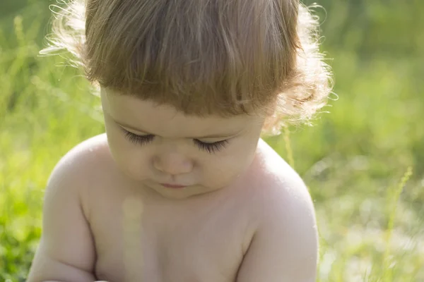 緑の芝生のきれいな男の子 — ストック写真