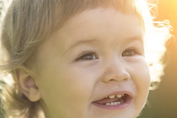 Liten pojke med lockigt hår — Stockfoto