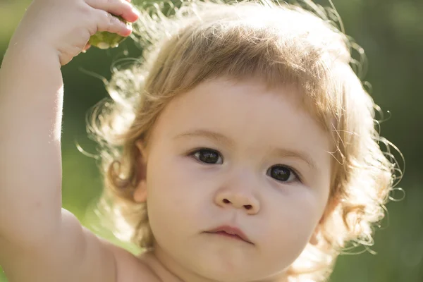 Lilla vackra pojke utomhus — Stockfoto