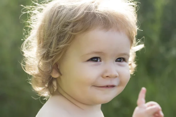 Vrolijke jongen buiten — Stockfoto