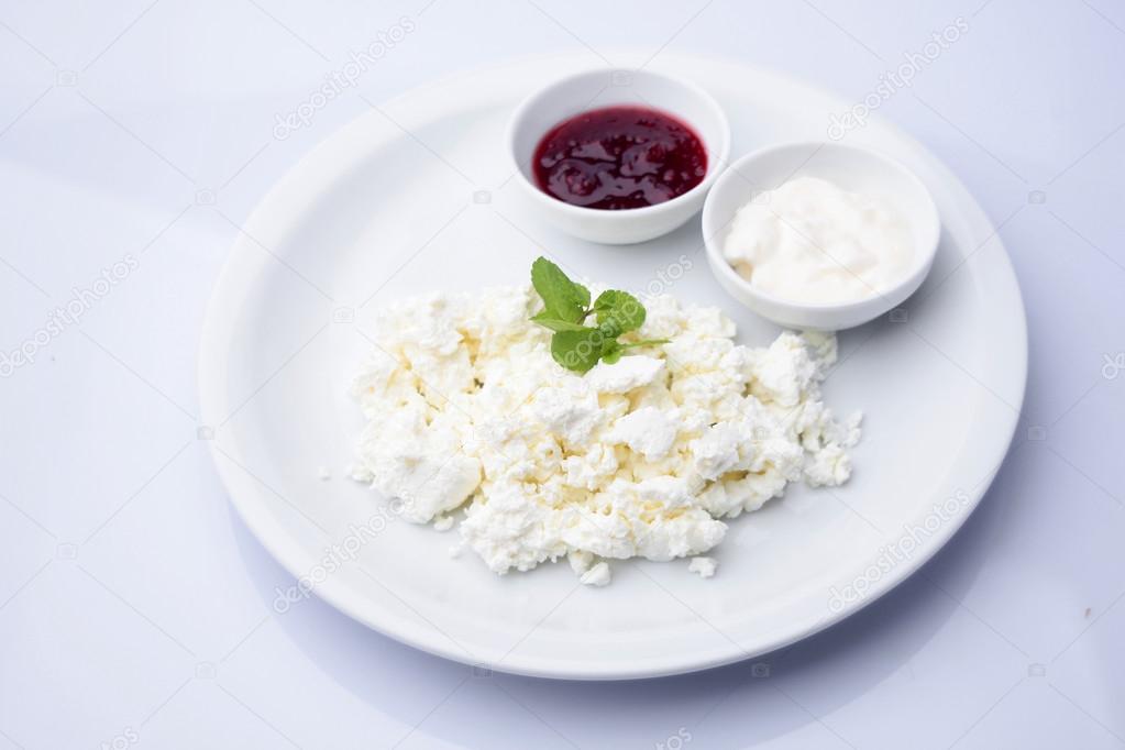 Cottage cheese with sour cream and berry jam 
