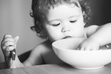 Yeme meraklı bebek çocuk portresi