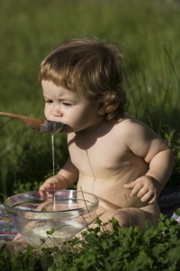 Coocked irmik ile sevimli erkek çocuk