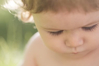 Erkek çocuk güneşli gün