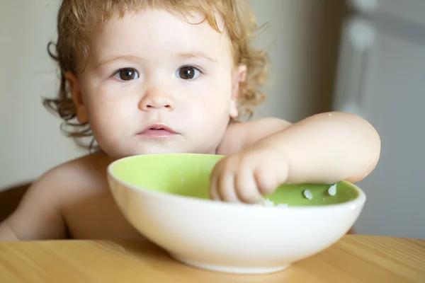 Portret van kleine babyjongen eten — Stockfoto