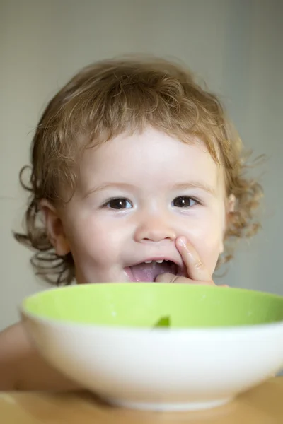 Портрет улыбающегося мальчика, который ест — стоковое фото