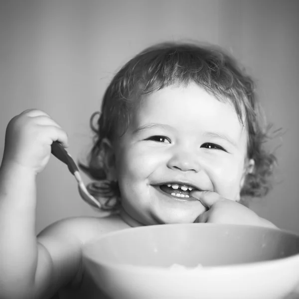 Portret van grappige babyjongen eten — Stockfoto