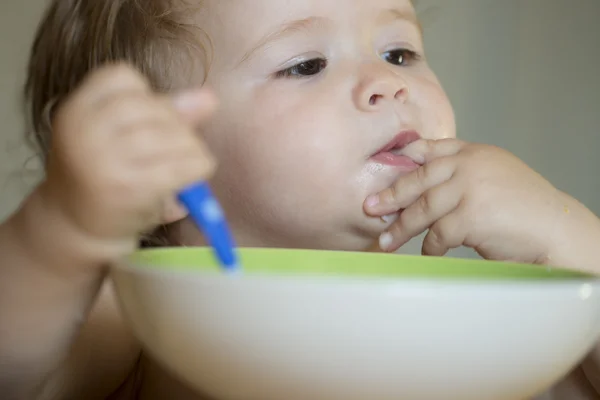 Porträtt av lilla pojken äta — Stockfoto