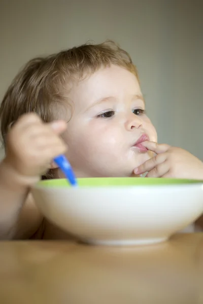Portrét závažných chlapce jíst — Stock fotografie