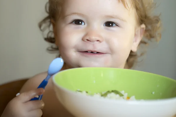 Портрет улыбающегося ребенка, поедающего — стоковое фото