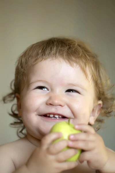 Retrato de criança masculina sorridente com maçã — Fotografia de Stock