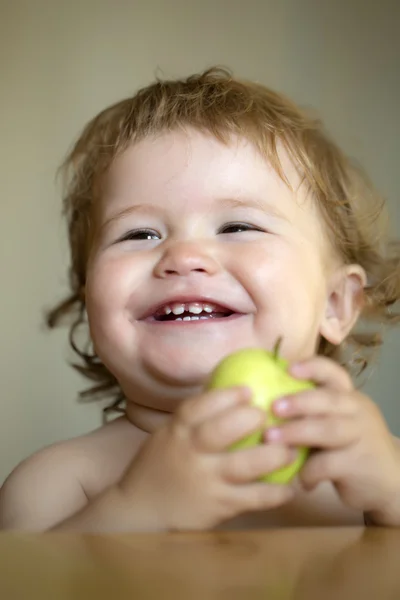 アップルと男の赤ちゃんを笑いの肖像画 — ストック写真