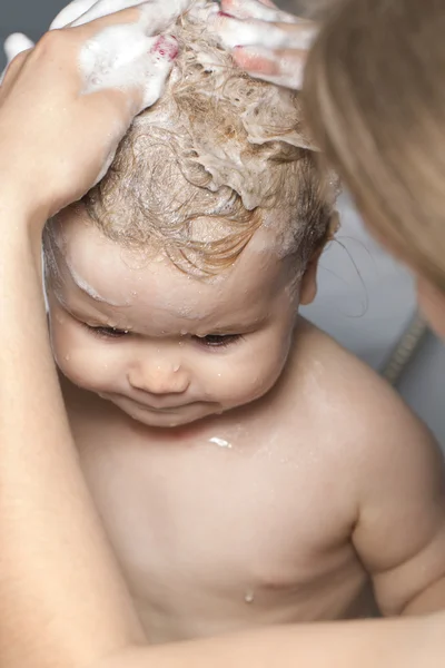 Mokré chlapeček s matkou — Stock fotografie