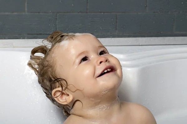 Glücklicher kleiner Junge in der Badewanne — Stockfoto