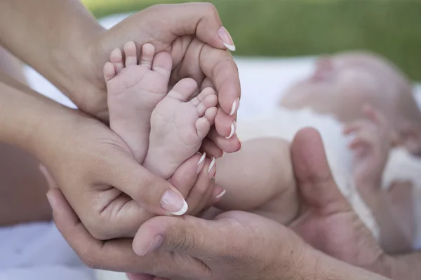 Happy family of mother and father touching bare feet — ストック写真