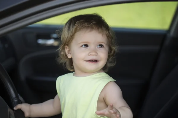 Pequeño conductor divertido en el coche —  Fotos de Stock