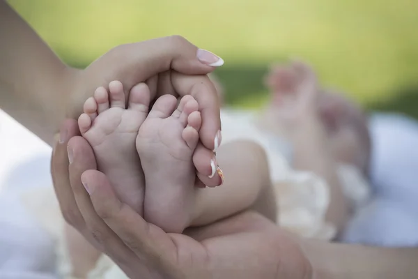 Happy family of mother and father touching bare feet — ストック写真