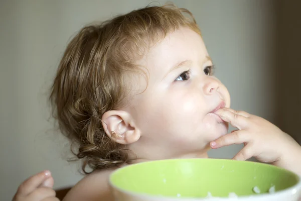 Retrato de bebé divertido comiendo —  Fotos de Stock