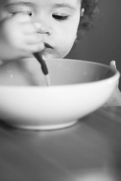 Portrait de garçon intéressant manger — Photo