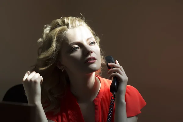 Trabalho secretária feminina com telefone — Fotografia de Stock