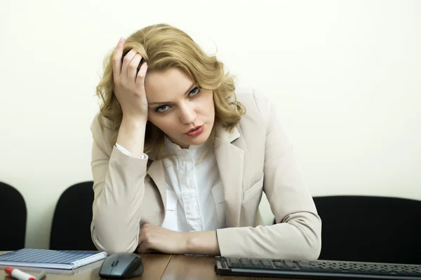 Mujer de negocios cansado subyacente — Foto de Stock