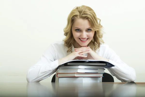 Mujer sonriente con libros — Foto de Stock