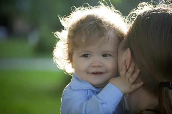 Porträt eines lächelnden Jungen, der seine Mutter umarmt — Stockfoto