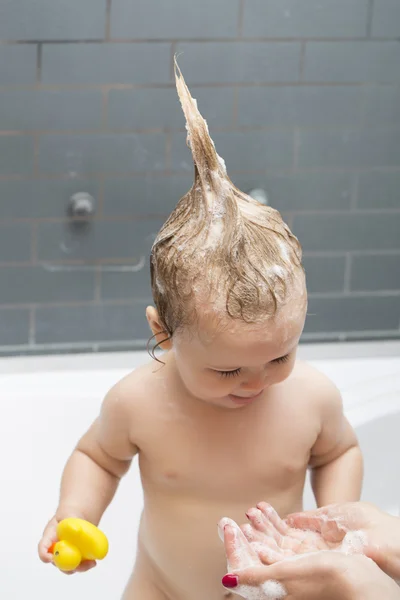 Mokré dítě v lázni s hračkou — Stock fotografie