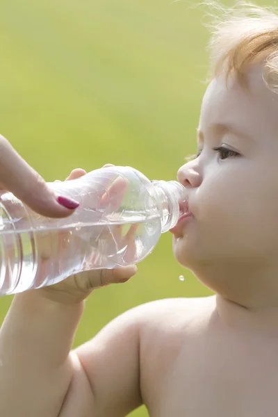 Мальчик пьет воду из бутылки — стоковое фото