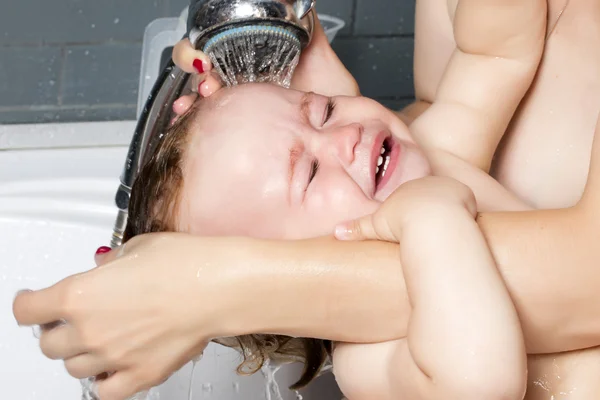 Niño pequeño llorando en el baño — Foto de Stock