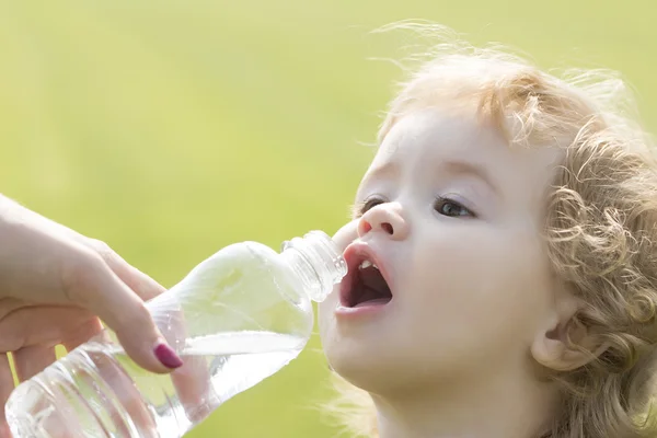 Kind drinkwater uit de fles — Stockfoto