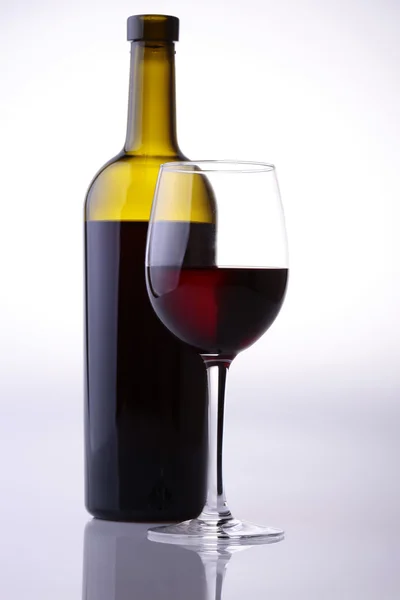 Botella y copa con vino tinto — Foto de Stock