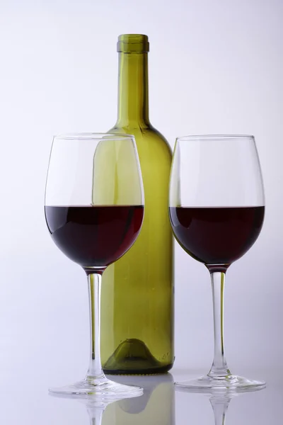 Botella vacía y vasos con vino — Foto de Stock