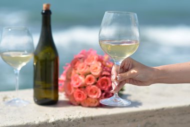 Düğün buketi şişe ve ayaklı büyük kadehler