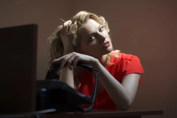 Secretaria mujer reflexiva con teléfono — Foto de Stock