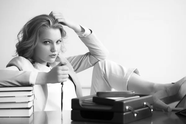 Sexuelle Frau mit Papiermesser im Büro — Stockfoto