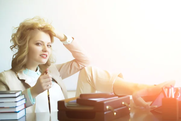 Mujer sonriente con cuchillo de papel en la oficina — Foto de Stock