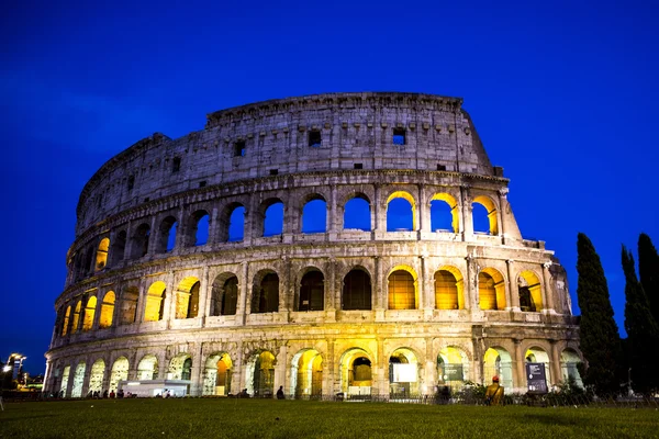 Esplêndida noite Coliseu, Roma, Itália — Fotografia de Stock