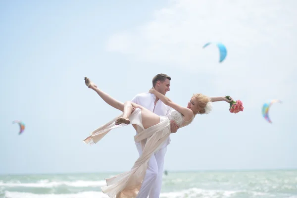 Bonito par de casamento na praia — Fotografia de Stock